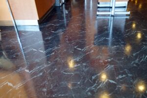 床・フローリングワックスの種類や選び方、注意点を解説