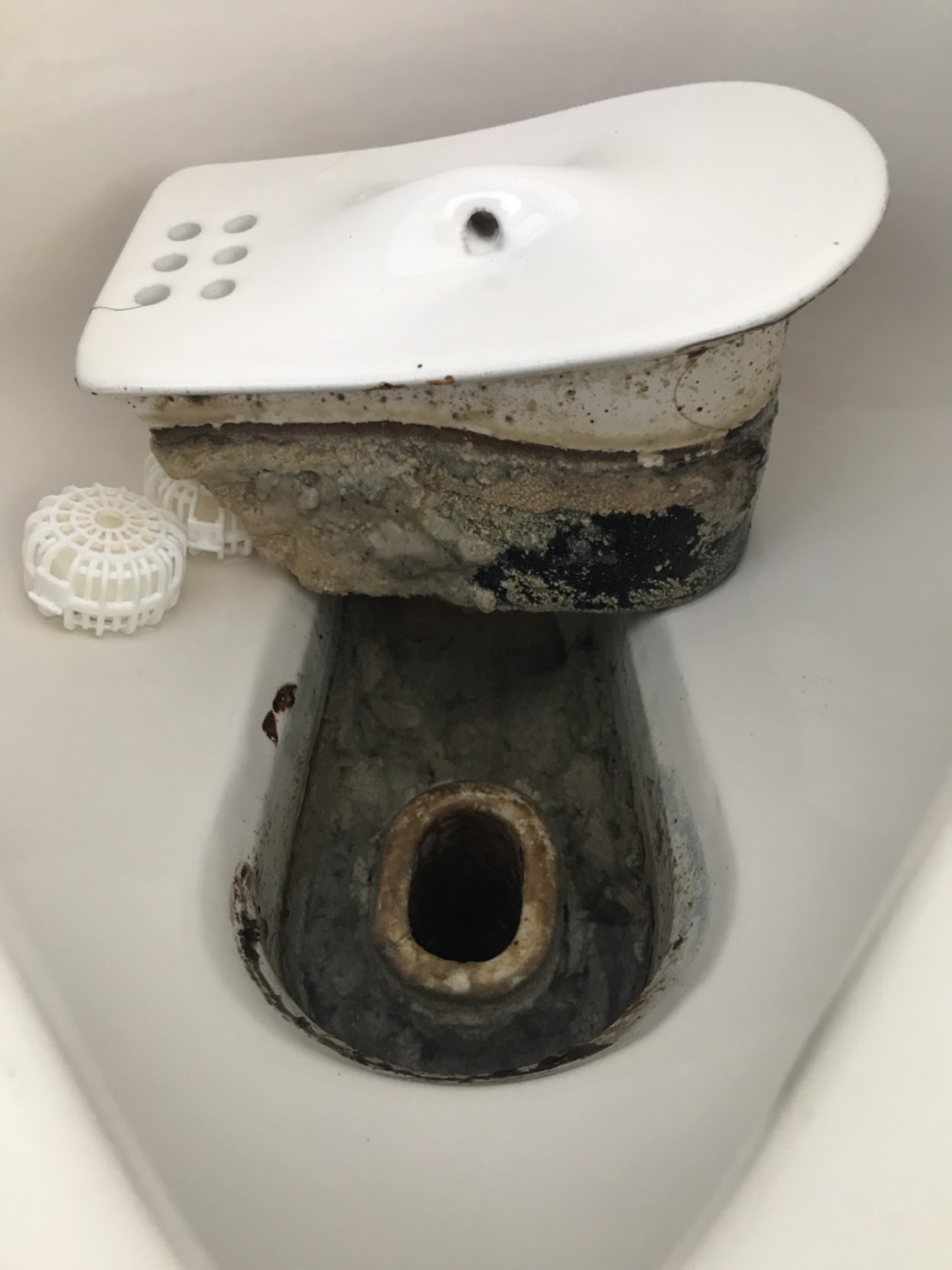 トイレ尿石除去作業