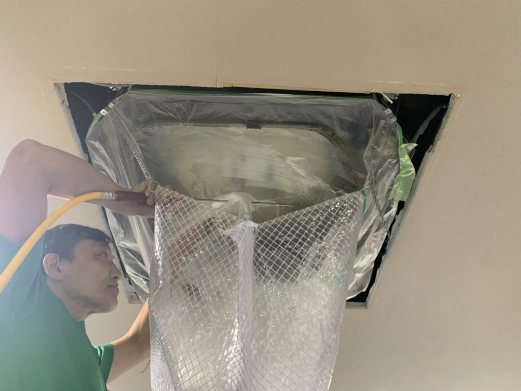 エアコン分解洗浄　洗浄作業
