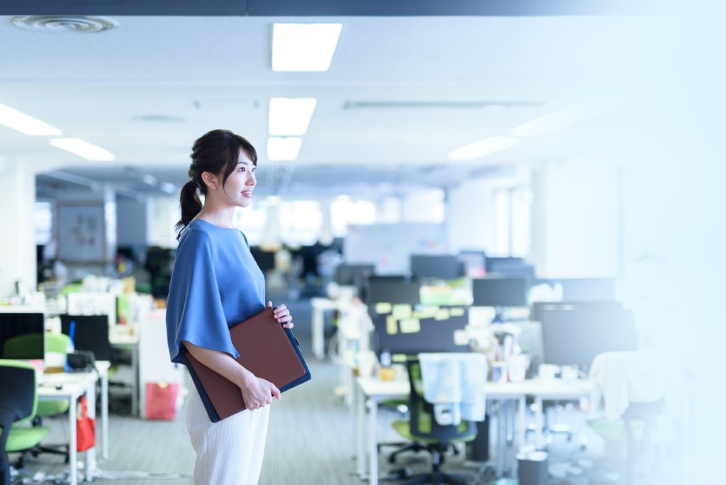 オフィスの天井に付着した汚れの原因