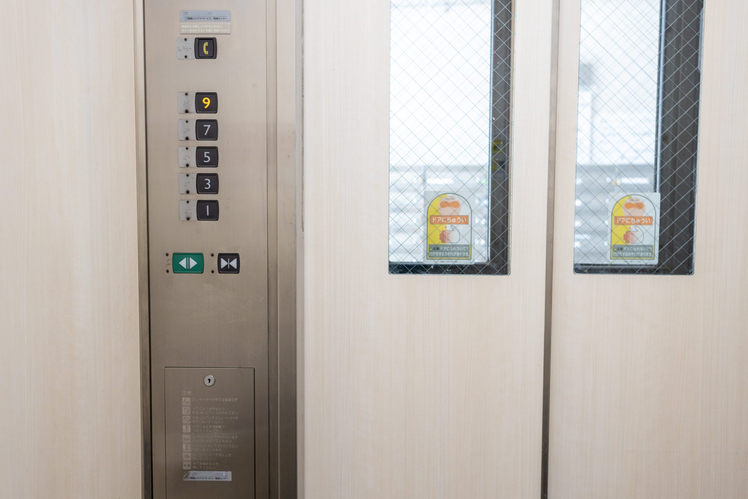 マンションのエレベーターの清掃