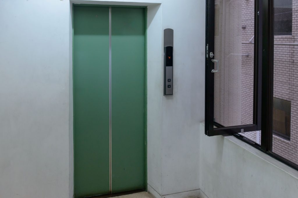 マンションのエレベータがが臭う
