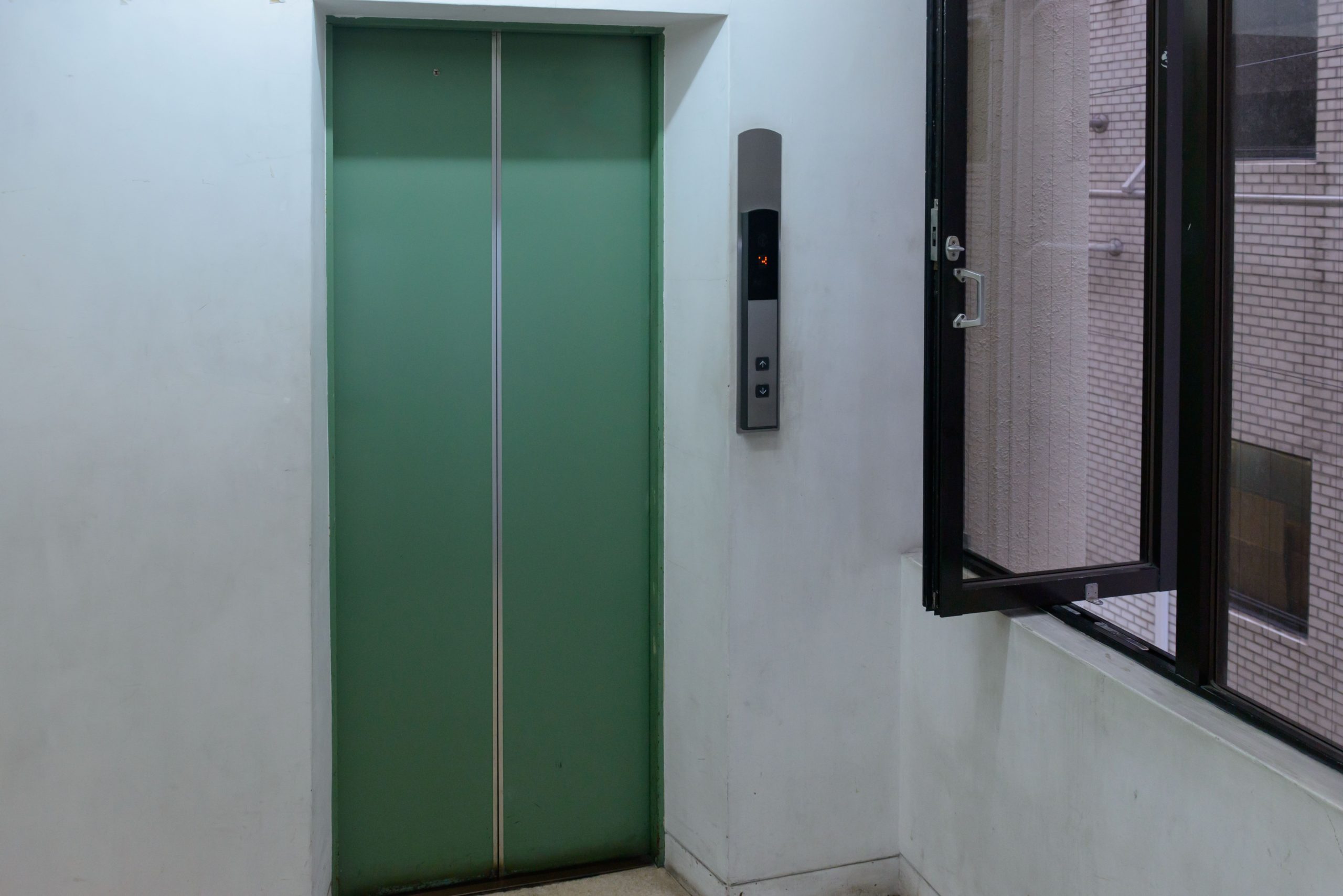 マンションのエレベータがが臭う