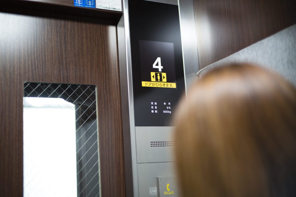 マンションのエレベータがが臭う