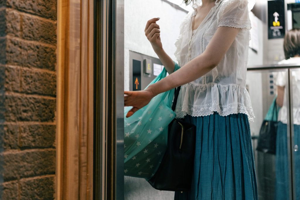 エレベーター内の臭いを取る