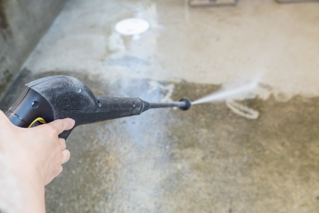 清掃業者による建物外壁の高圧洗浄