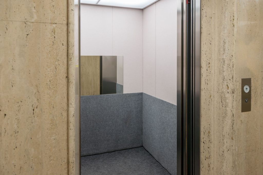 エレベーター清掃は業者にお任せ