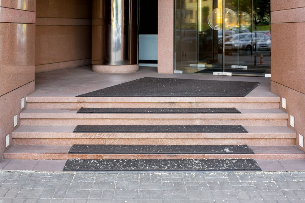 オフィスの玄関マットを交換するタイミング