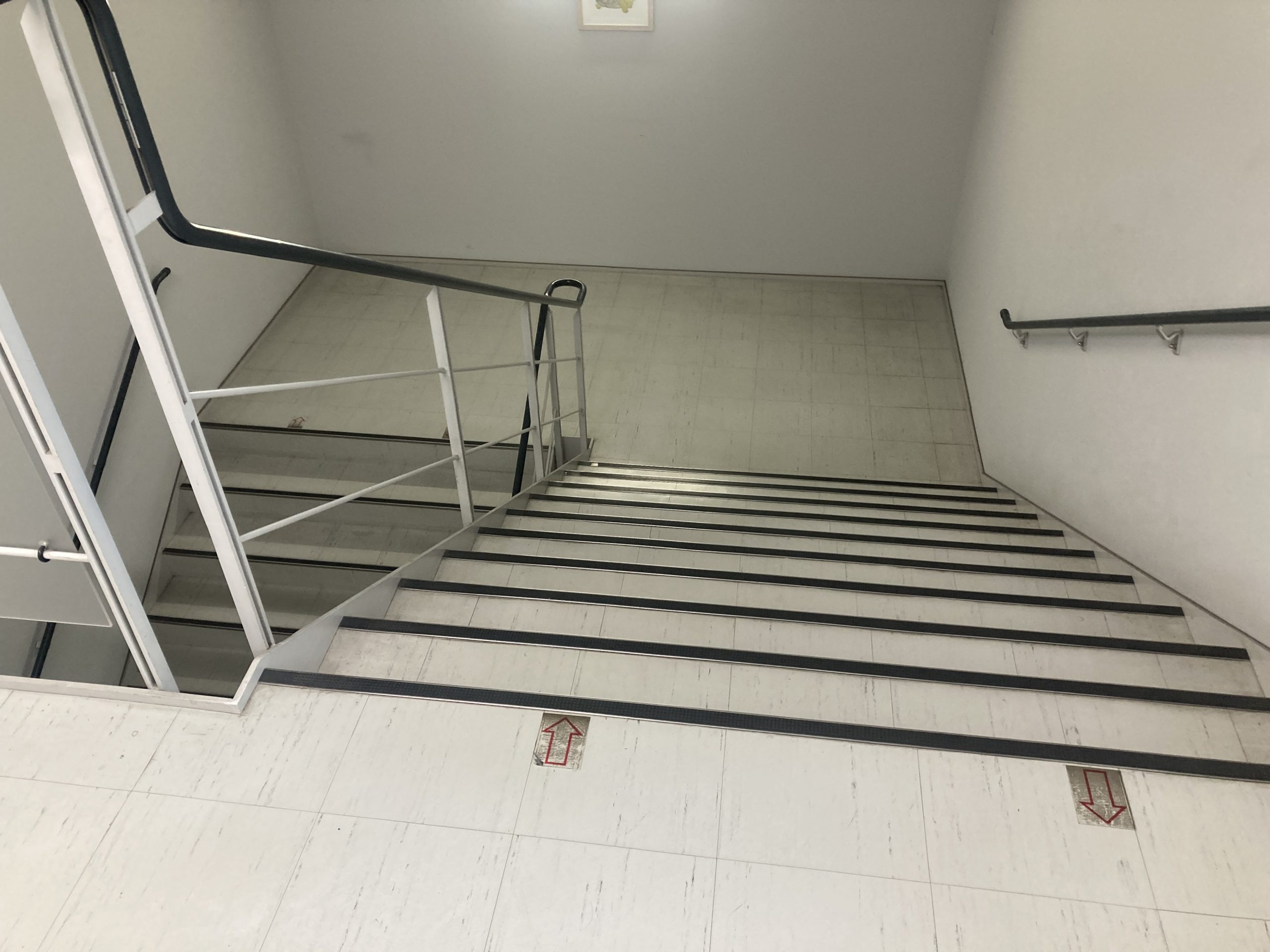 川西塗装株式会社　階段