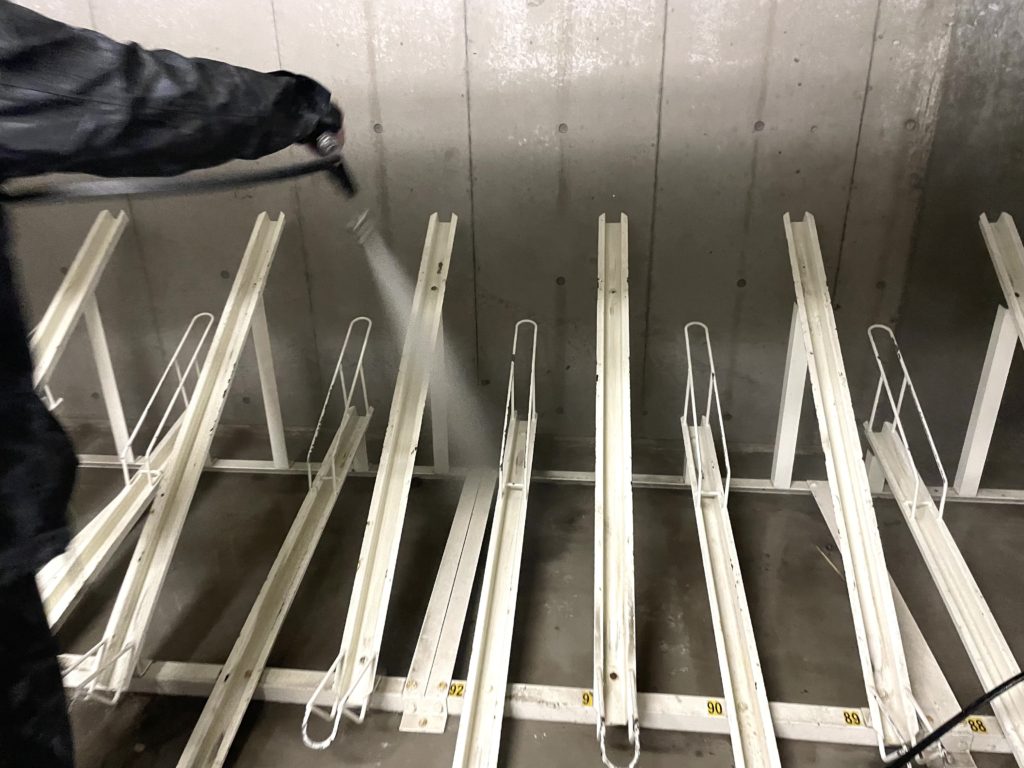 マンションの駐輪場の清掃