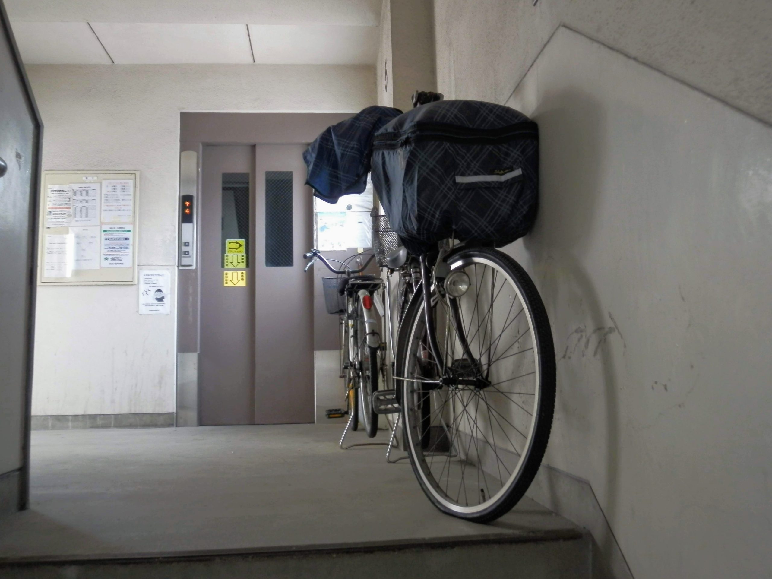 マンションの共用部で私物放棄