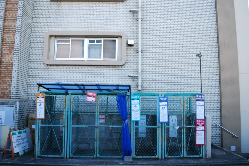 マンションの共用部に私物を放棄するのはNG