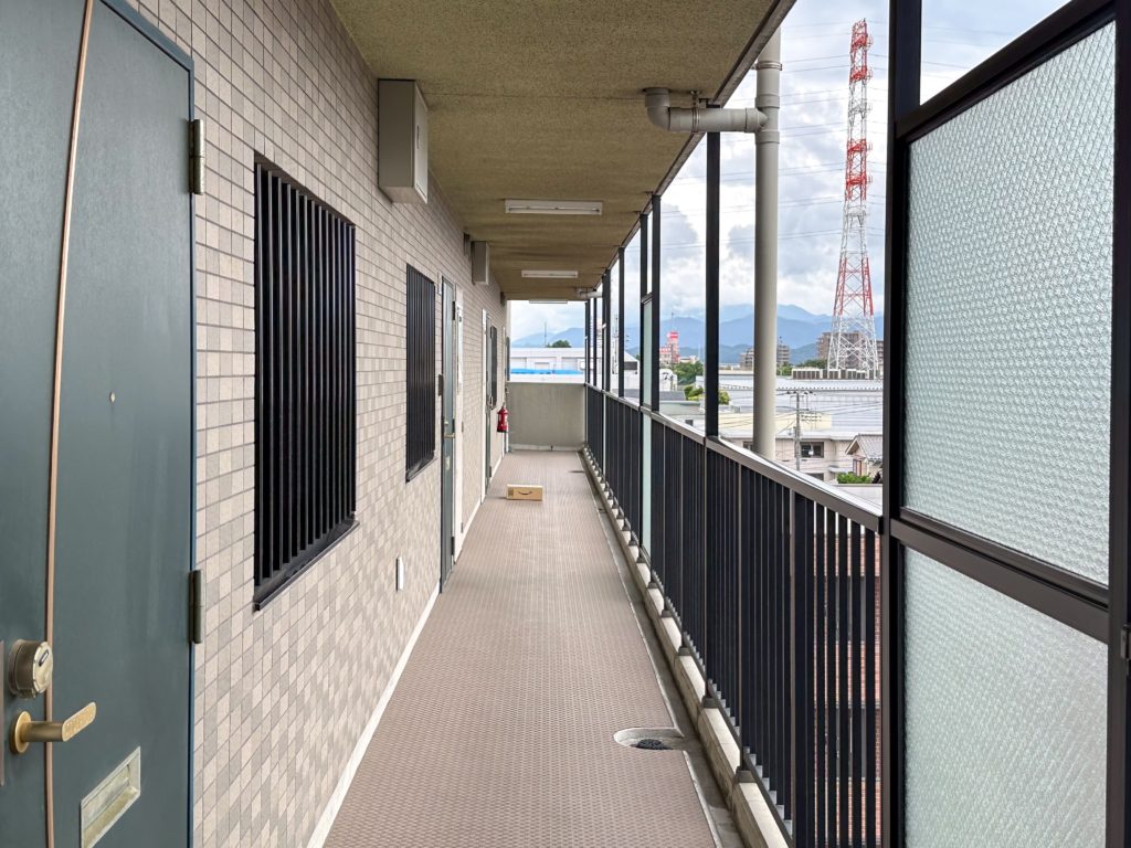 マンション共用部に私物が放棄されている場合