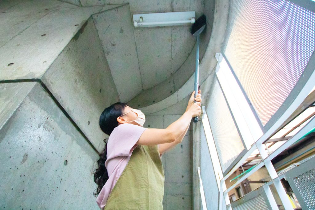 マンション共用部のクモの巣の清掃方法