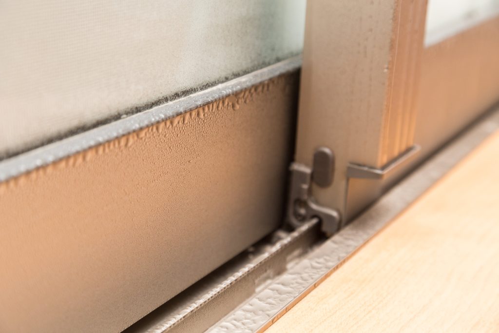 冬場のオフィス窓に結露が発生する理由