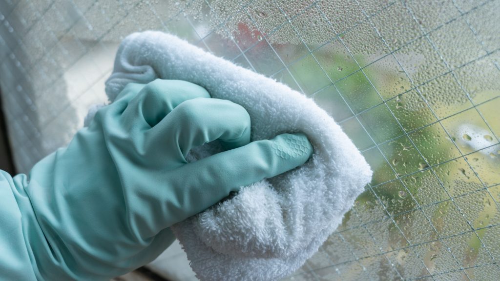 オフィス窓の結露汚れの清掃方法